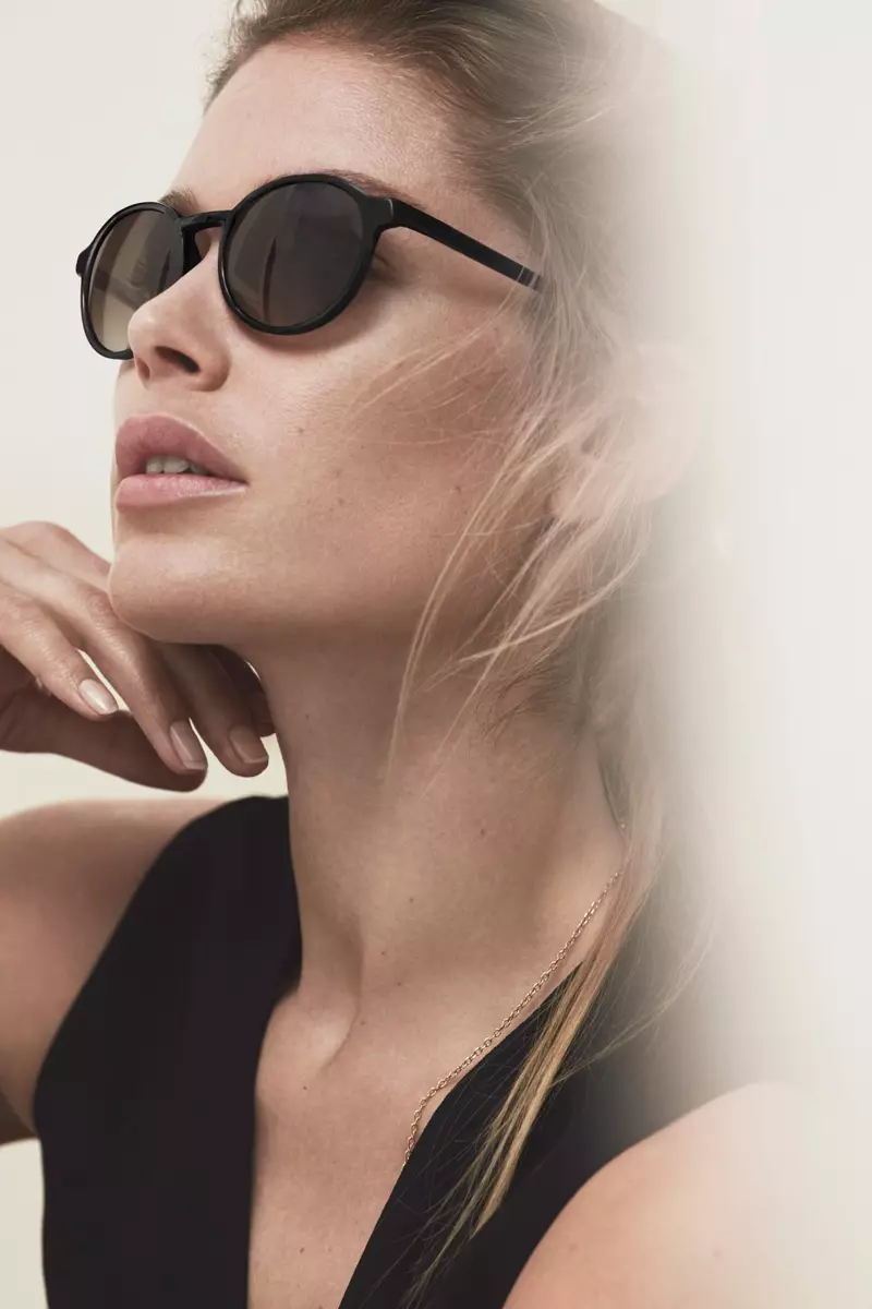 Doutzen Kroes pose avec des lunettes de soleil Massimo Dutti