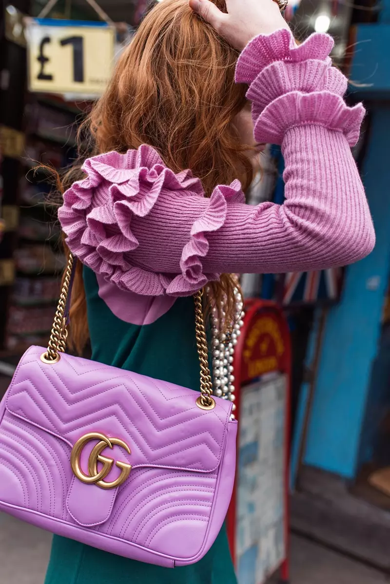 Мэдисон Стаббингтон продемонстрировала вышитую сумку Gucci на модной фотосессии.