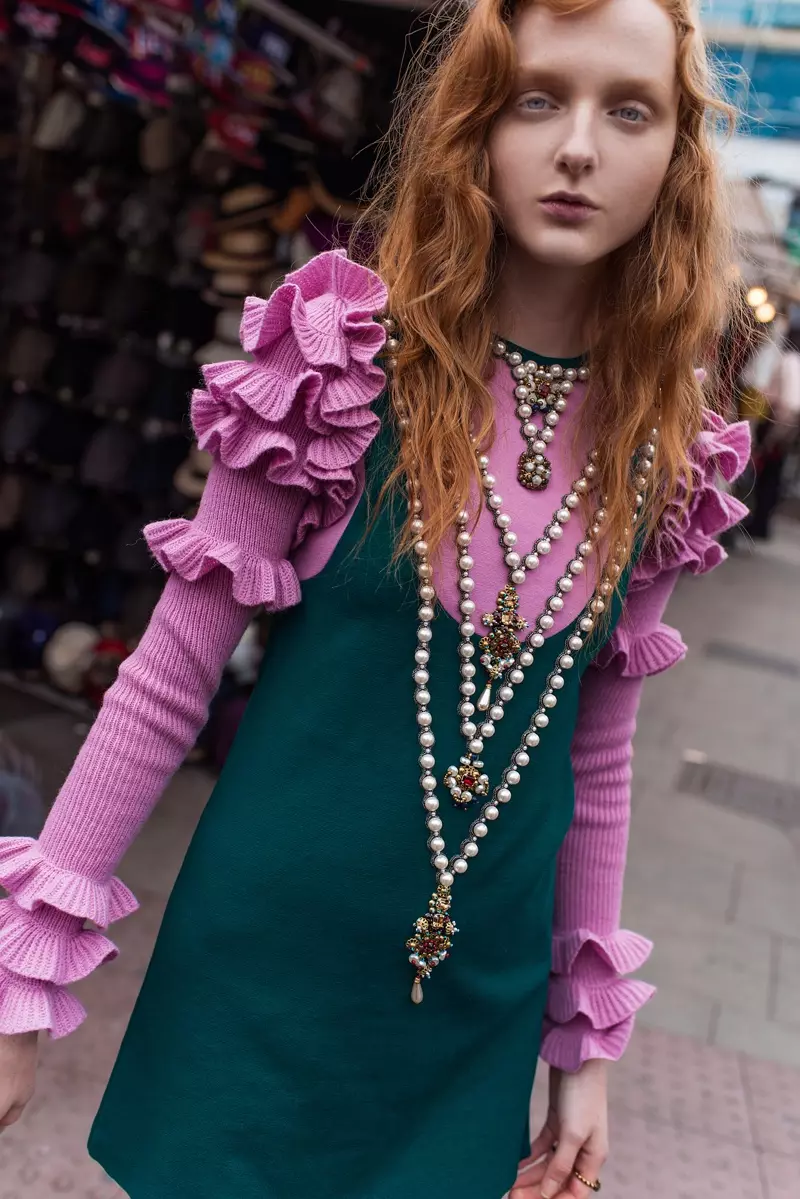 Model Madison Stubbington pose dina pakéan Gucci kalayan ruffles sareng mutiara palsu, manik sareng kristal