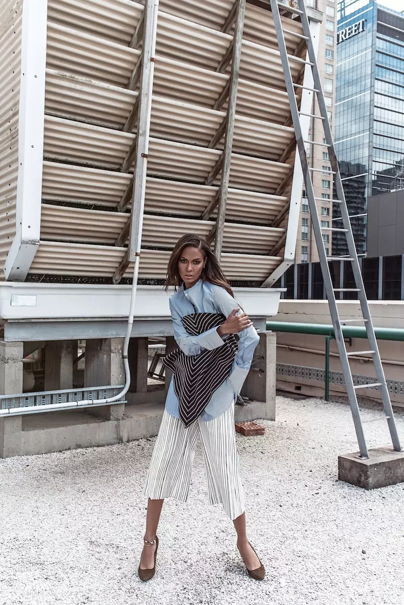 Joan Smalls poseerib Harper's Bazaari toimetuses