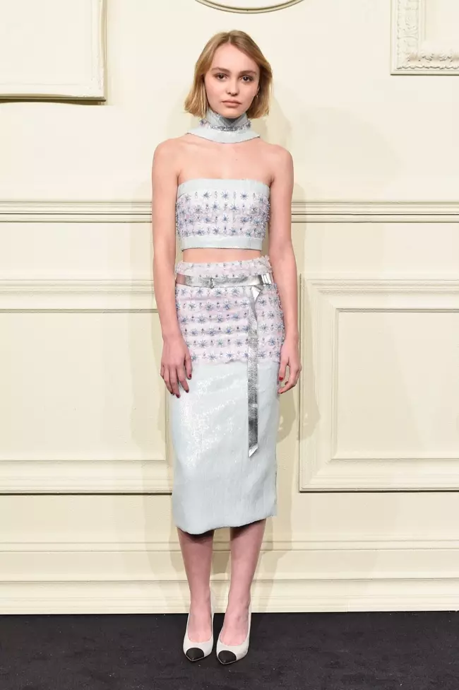 Lily-Rose Depp deltar på et Chanel-moteshow i april 2015. Foto: Chanel