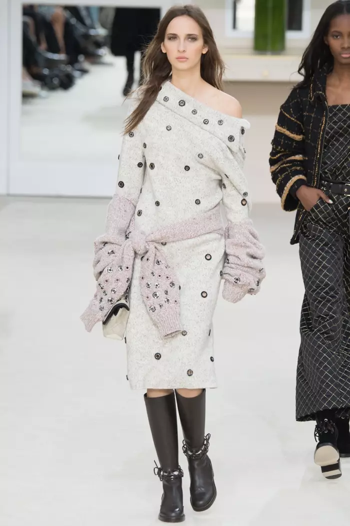 In model rint de baan by Chanel's hjerst-winter 2016-show mei in sweaterjurk mei grommets