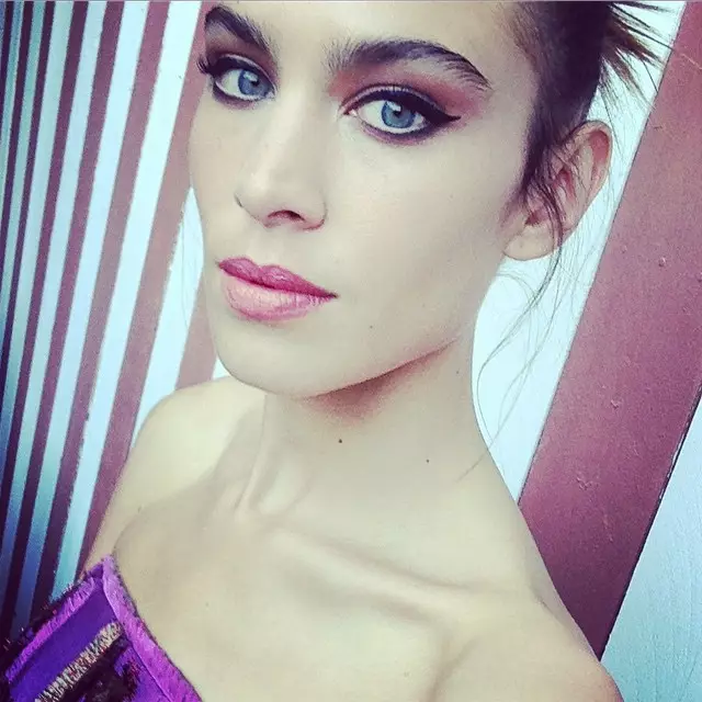 Alexa Chung sdílí svůj beauty look pro Met Gala