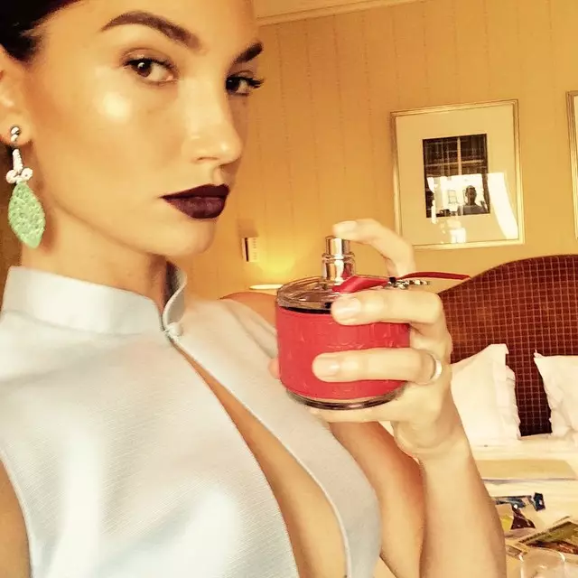 U-Lily Aldridge ujongeka e-chic enomlebe omnyama kunye namacici aluhlaza phambi kweMet Gala