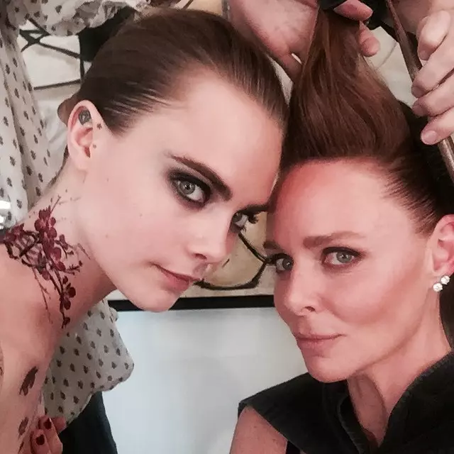 Cara Delevingne poserer sammen med designeren Stella McCartney før Met-gallaen