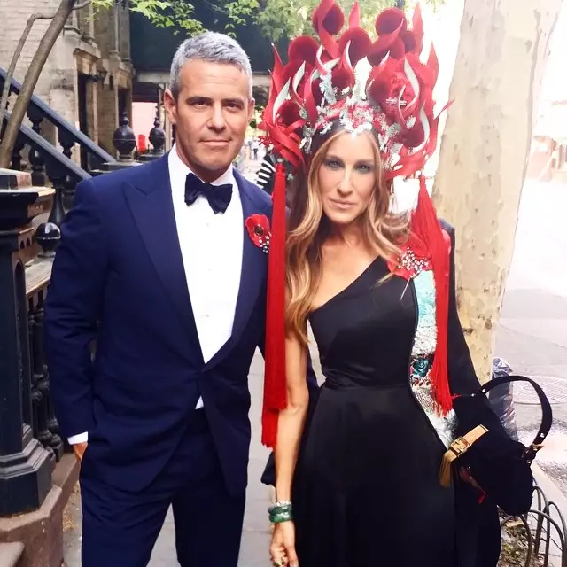 Sarah Jessica Parker bærer en interessant hodeplagg mens hun poserer med Bravos Andy Cohen