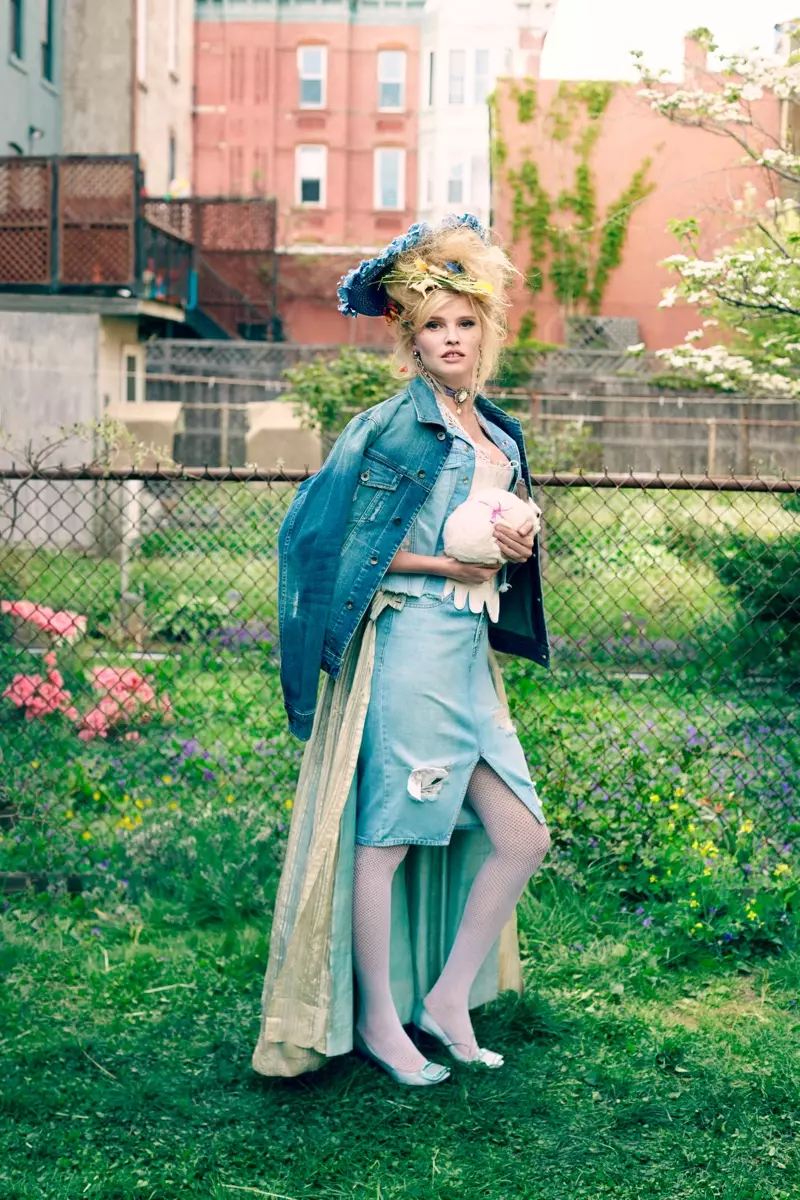 Lara Stone canalise Marie-Antoinette dans des looks en denim