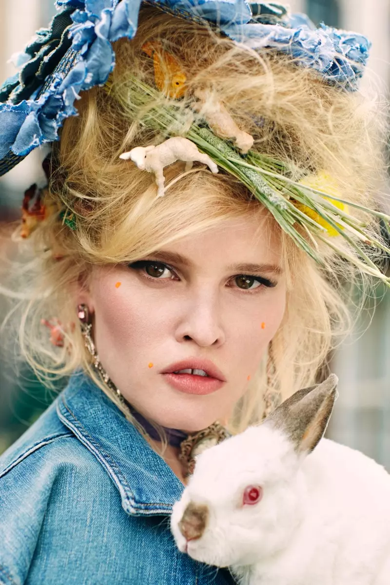 Lara Stone porte une coiffure en désordre tout en tenant un lapin