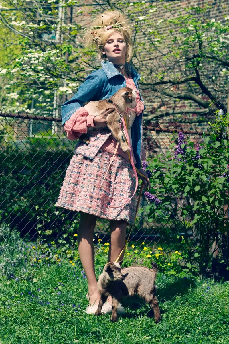 Lara Stone pose dans une veste en jean et tweed de Chanel avec une jupe assortie