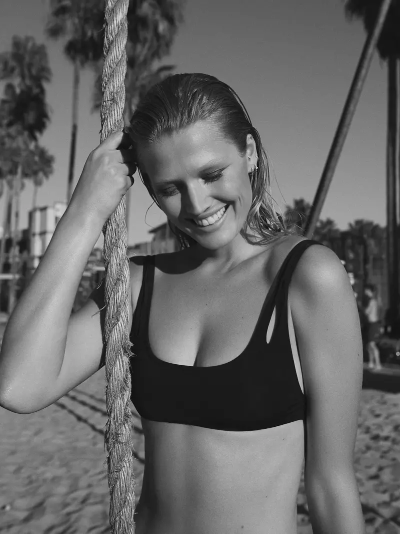 Toni Garrn luôn tươi cười trong các thiết kế đồ bơi của allSisters 2020.