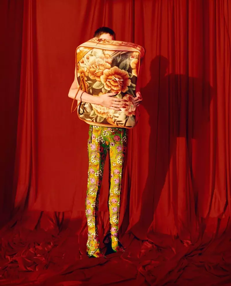 Balenciaga представила цветочные принты в рекламной кампании весна-лето 2017.
