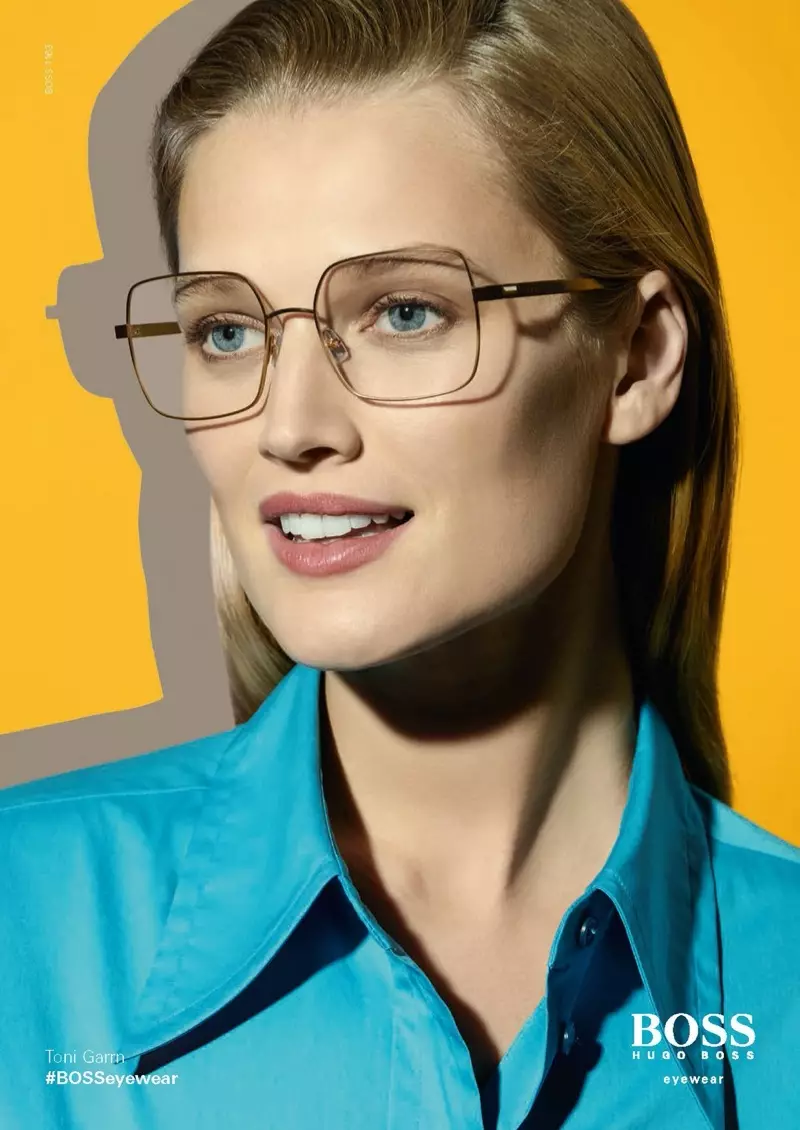 De Model Toni Garrn blénkt e Laachen an der BOSS Eyewear Fréijoer-Summer 2020 Kampagne.