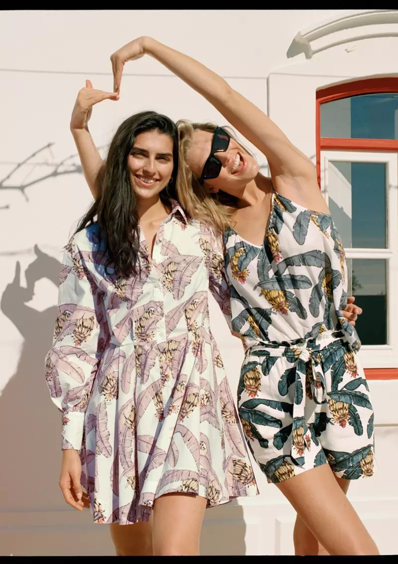 Saffron Vadher 和 Toni Garrn 在 H&M x Desmond & Dempsey 的廣告大片中笑容可掬。