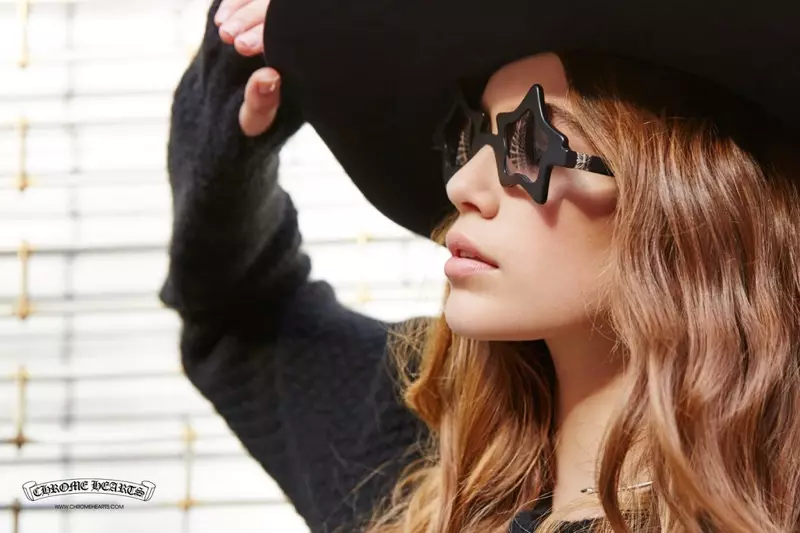 Nag-pose si Kaia Gerber na may malawak na brimmed na sumbrero at hugis bituin na salaming pang-araw sa Chrome Hearts spring 2016 campaign