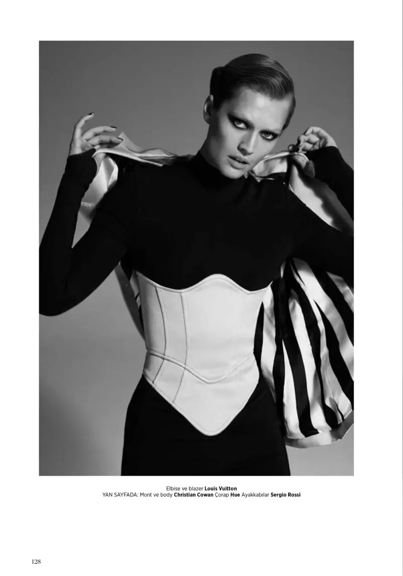 Toni Garrn neunggeul Pose pikeun Harper's Bazaar Turki