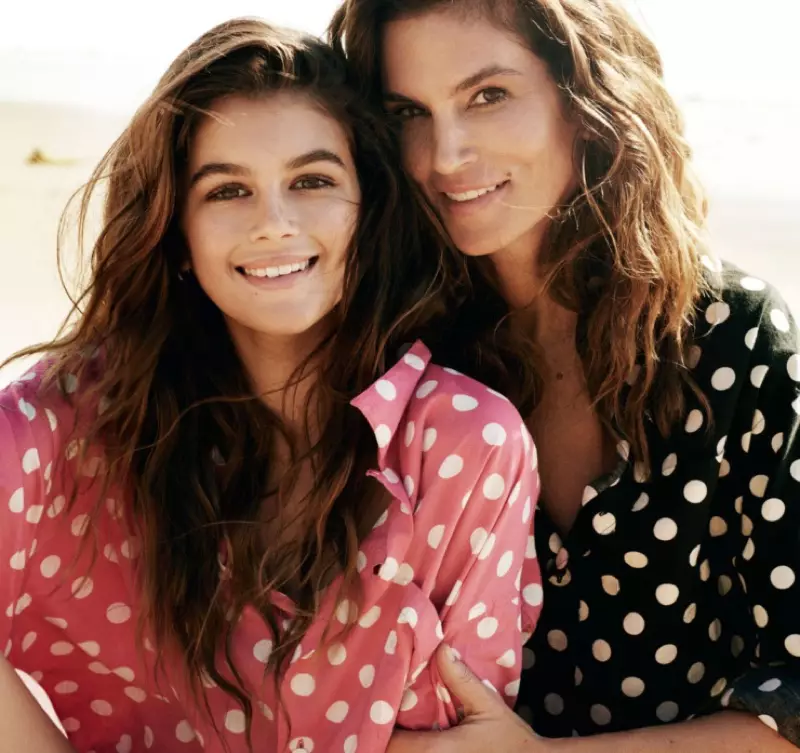 Bo-'mè le morali, Cindy Crawford le Kaia Gerber, ba bapisa ka lihempe tsa matheba a polka