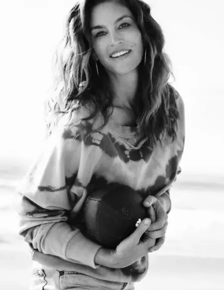 Cindy Crawford และลูกสาว Kaia Gerber โพสท่าสำหรับ Vogue Paris