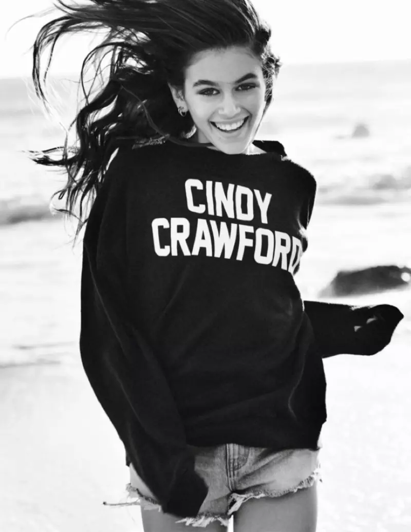 Kaia Gerber는 Reformation의 Cindy Crawford 스웨트셔츠를 모델로 삼았습니다.