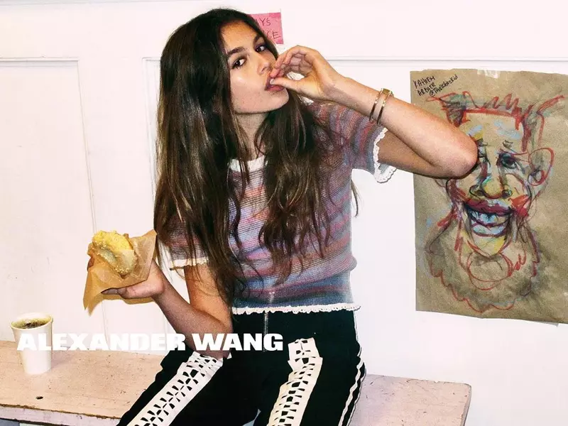 Kaia Gerber réalta i bhfeachtas earrach-samhraidh 2016 Alexander Wang