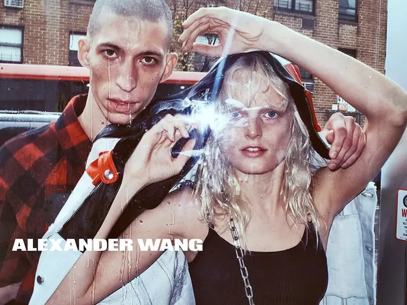 Hanne Gaby Odiele sareng John Swiatek ngabéntangan dina kampanye spring-summer 2016 Alexander Wang