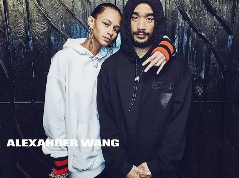 Binx Walton และ Lucien Smith แสดงในแคมเปญฤดูใบไม้ผลิ-ฤดูร้อนปี 2016 ของ Alexander Wang