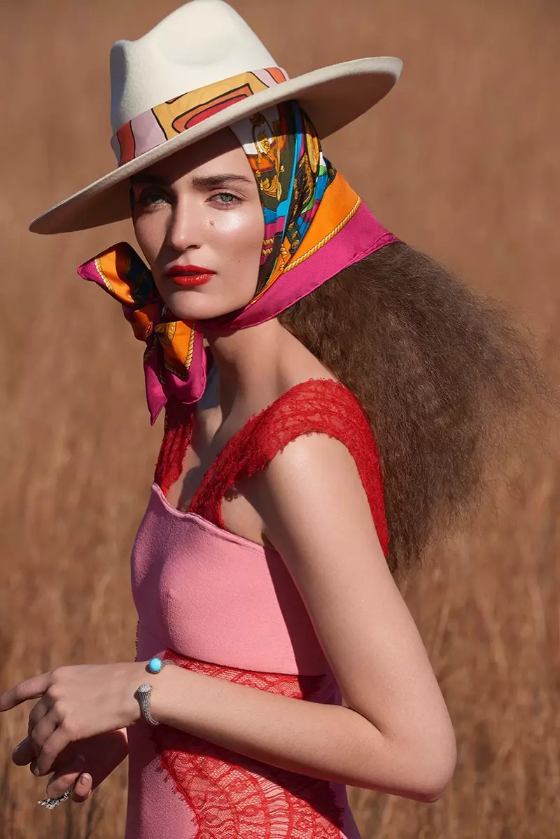 Zuzanna Bijoch Memodelkan Fashion Vibrant untuk SCMP Style