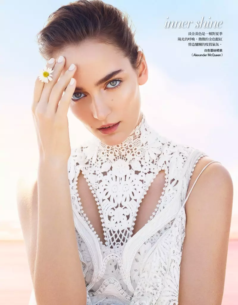 Zuzanna Bijoch Modelas Printempajn Belecajn Tendencojn por Vogue Taiwan