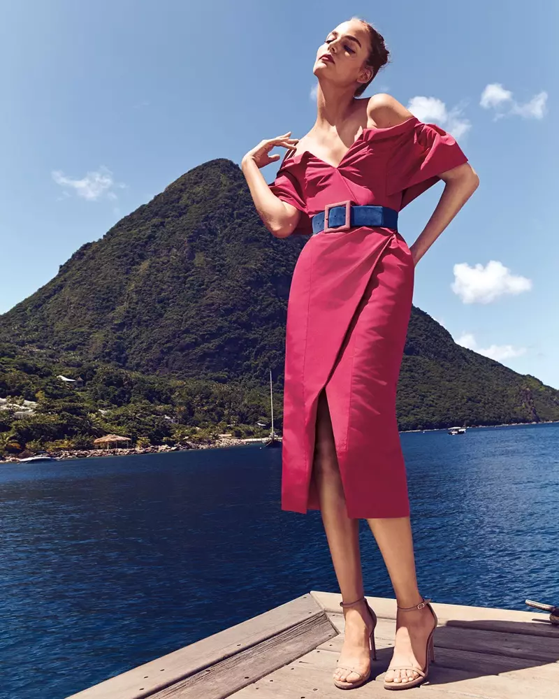 Сукня Carolina Herrera з відкритими плечима з V-подібним вирізом і замшевий ремінь із квадратною пряжкою