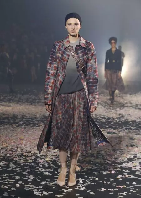 Dior na-eweta egwu na runway maka oge opupu ihe ubi 2019