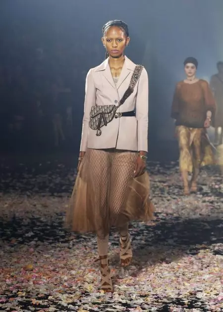 Dior na-eweta egwu na runway maka oge opupu ihe ubi 2019