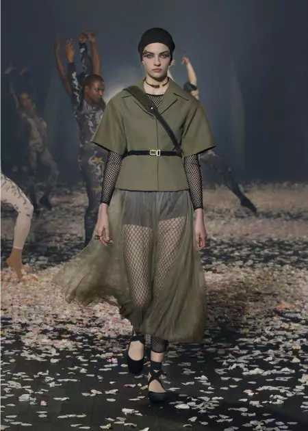 Dior 2019-يىلى باھاردىكى ئۇچۇش يولىغا ئۇسسۇل ئېلىپ كېلىدۇ