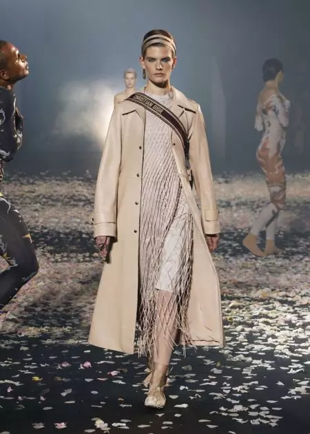 Dior 2019-يىلى باھاردىكى ئۇچۇش يولىغا ئۇسسۇل ئېلىپ كېلىدۇ