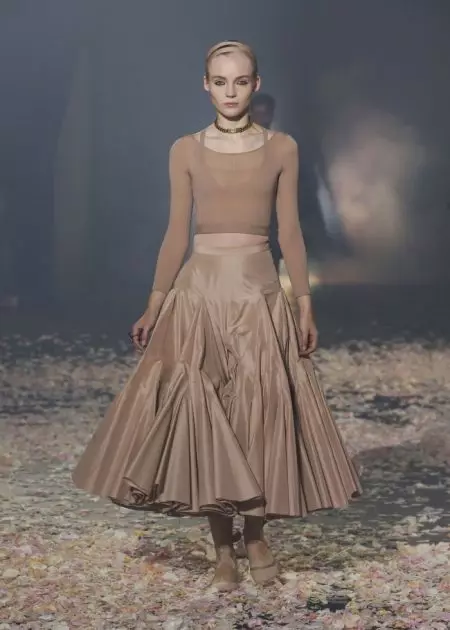 Dior 2019-يىلى باھاردىكى ئۇچۇش يولىغا ئۇسسۇل ئېلىپ كېلىدۇ