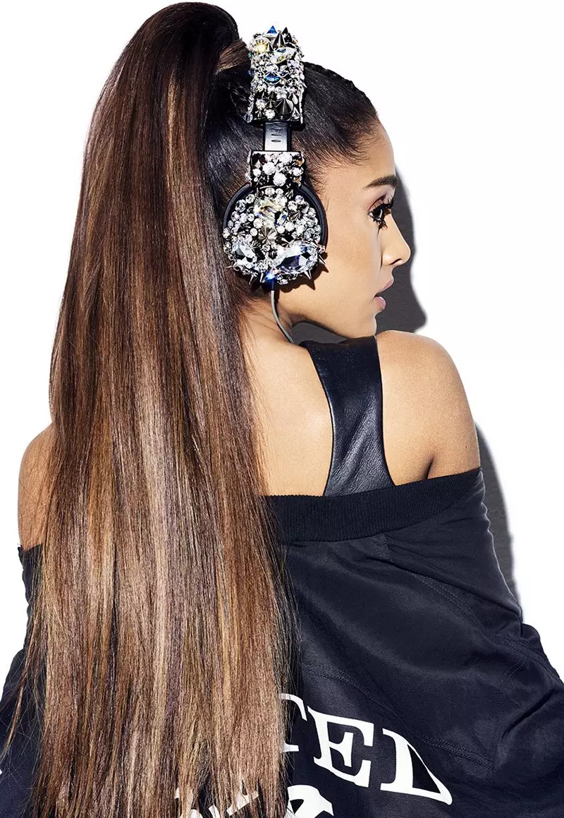 Penyanyi Ariana Grande berpose dengan gaya rambut kuncir kuda khasnya