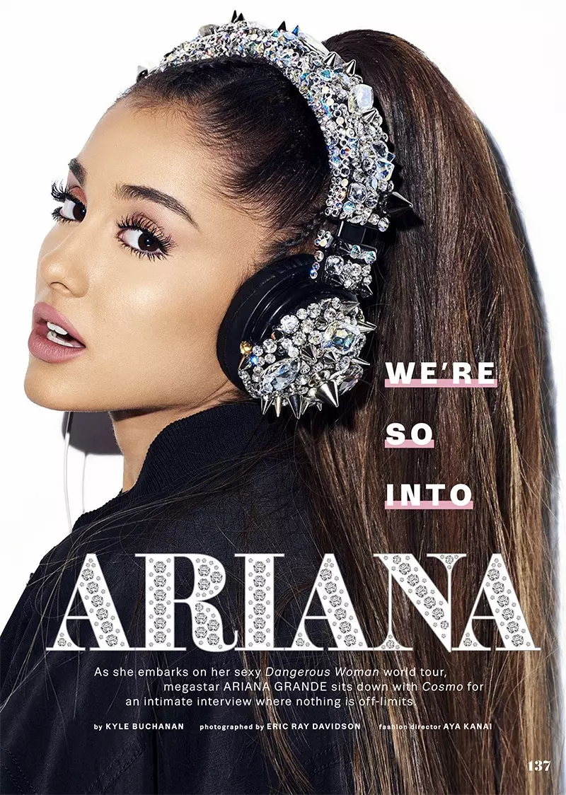 Tig qhov ci ntsa iab, Ariana Grande hnav lub tsho Jeremy Scott thiab Gasoline Gamour headphones