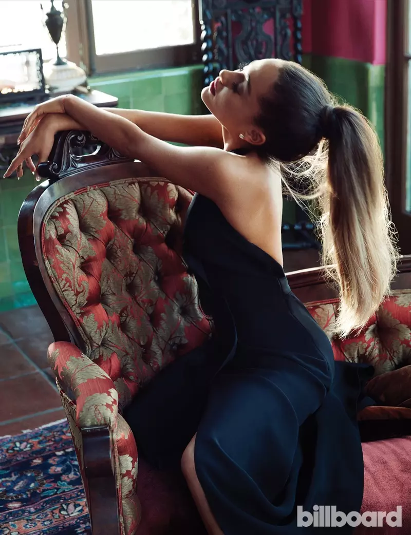 Dainininkė Ariana Grande vilki juodą Ralph Lauren suknelę