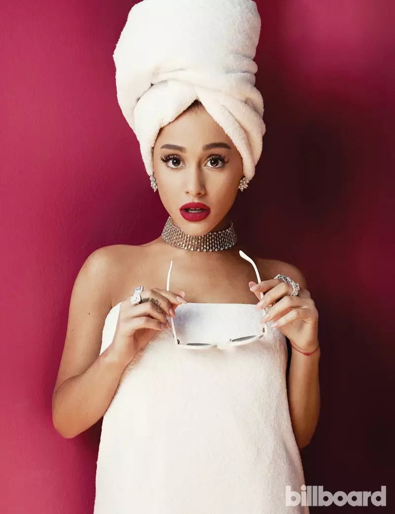 Pozuodama rankšluosčiu, Ariana Grande pasipuošia fotosesijai