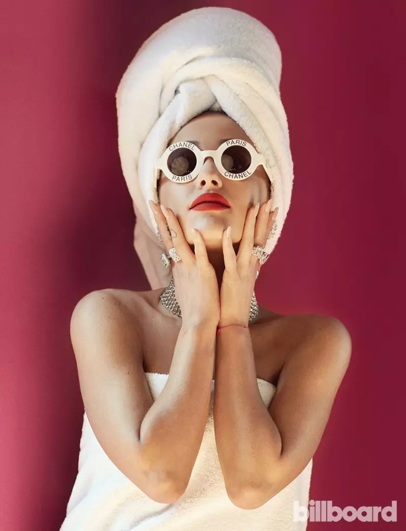 Dainininkė Ariana Grande pozuoja su Chanel akiniais nuo saulės