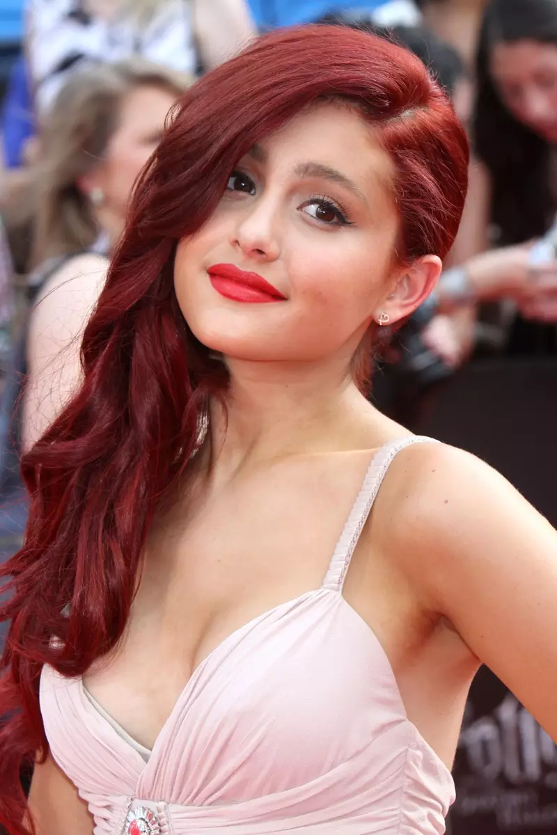 Ariana Grande 2011 मध्ये सुंदर लाल कर्ल दाखवते. फोटो: Shutterstock.com / JStone