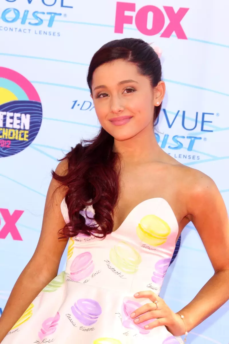 Árið 2012 litaði Ariana Grande rautt hárið sitt dekkra með auburn lit. Mynd: Shutterstock.com / Helga Esteb