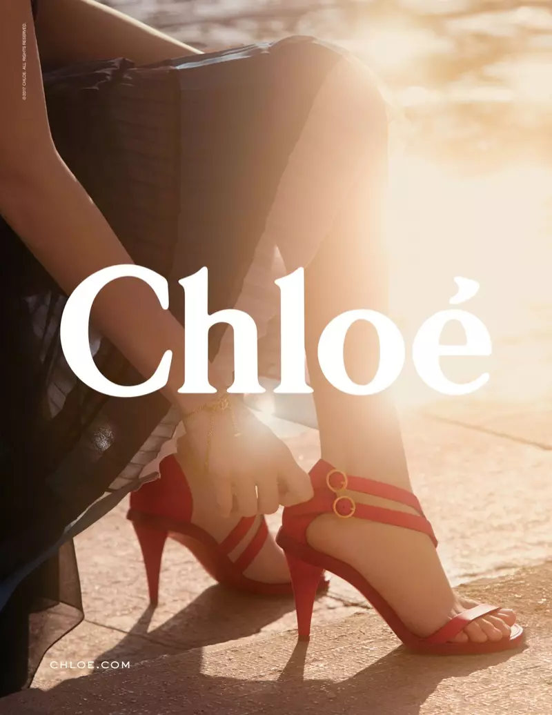 Chloe sorotan sendal beureum dina kampanye musim semi-usum panas 2017