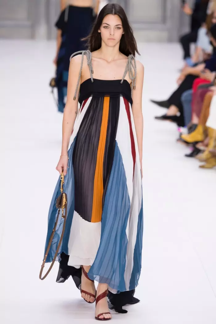 Chloe Spring 2017: Modél leumpang di landasan dina pakéan maxi pleated sareng tali tali