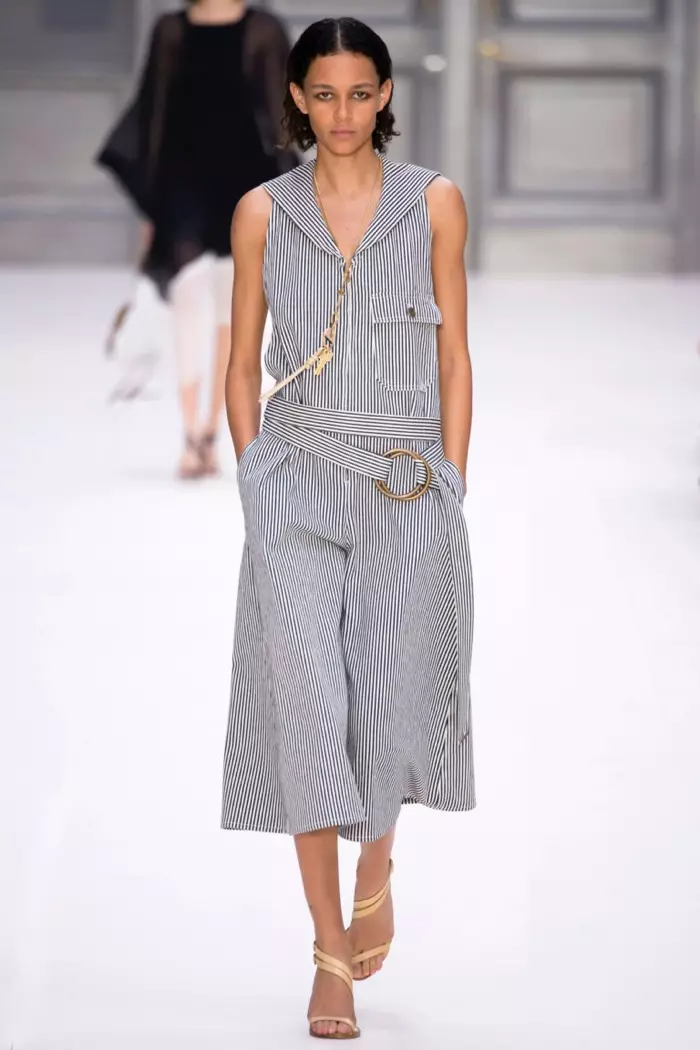 Chloe Spring 2017: Binx Walton leumpang dina landasan dina jumpsuit culotte belang