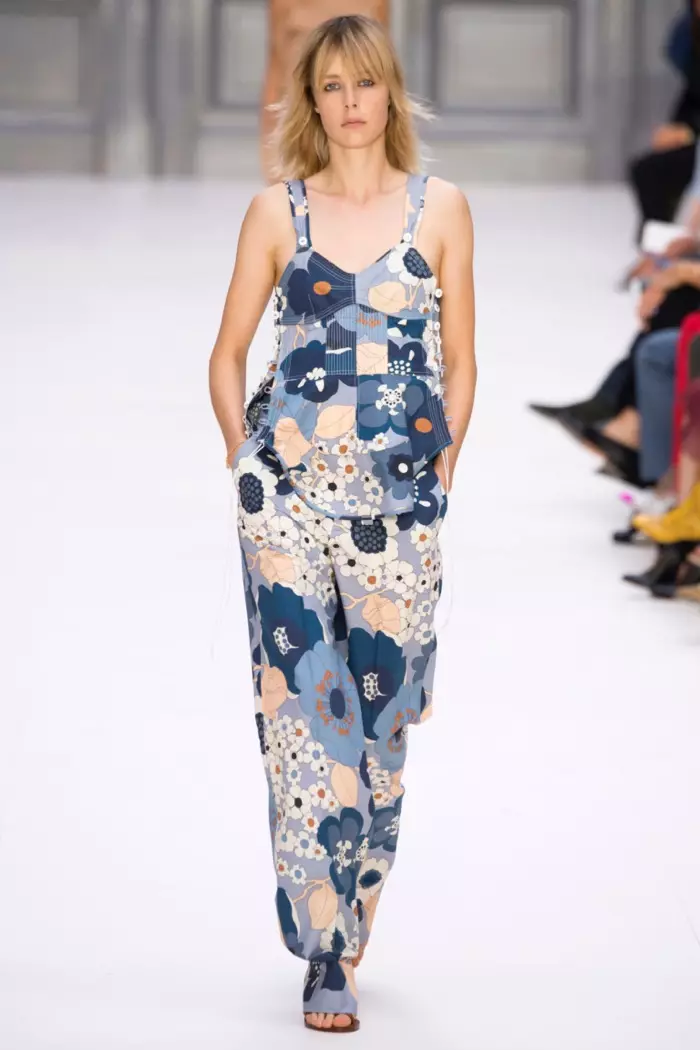 Chloe lente 2017: Edie Campbell loopt over de catwalk in een overall met patchwork bloemenprint