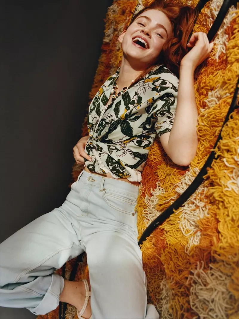 Tá priontaí trópaiceacha ar siúl, tá Sadie Sink chun tosaigh ar fheachtas comhoibrithe Pull & Bear