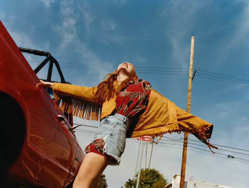 Pull & Bear toca Sadie Sink per col·laborar en roba