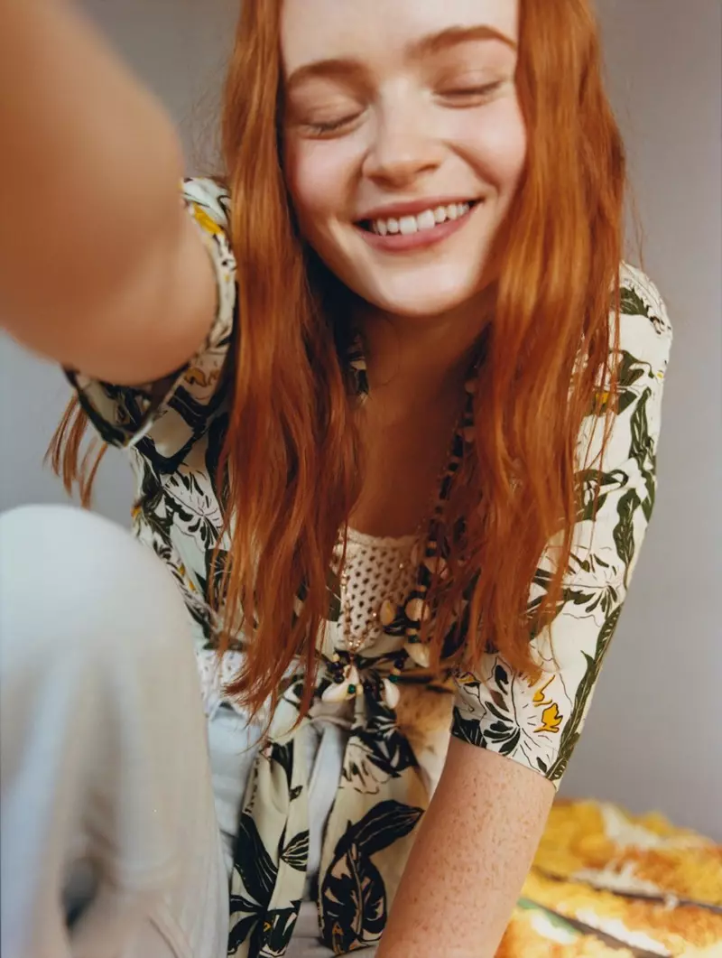 La actriz Sadie Sink es toda sonrisas en la campaña de colaboración de Pull & Bear