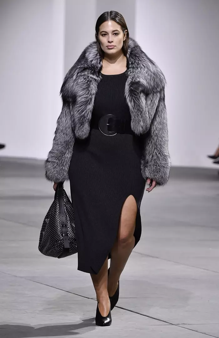 Si Ashley Graham nagsul-ob og fur jacket ug itom nga sinina gikan sa Michael Kors Collection fall-winter 2017