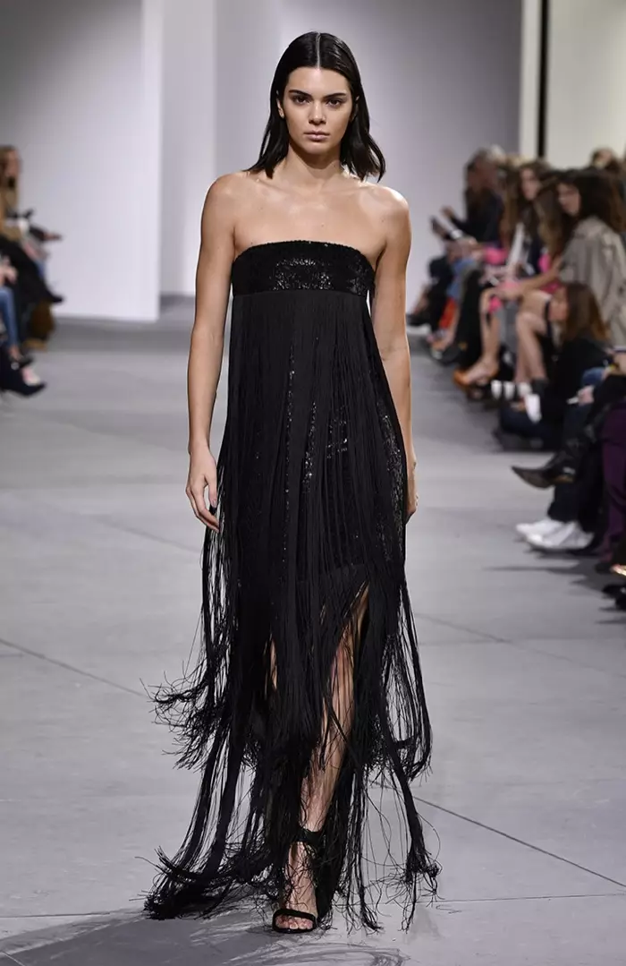 Si Kendall Jenner nagsul-ob og fringe nga gidayandayanan nga strapless nga sinina gikan sa Michael Kors Collection fall-winter 2017