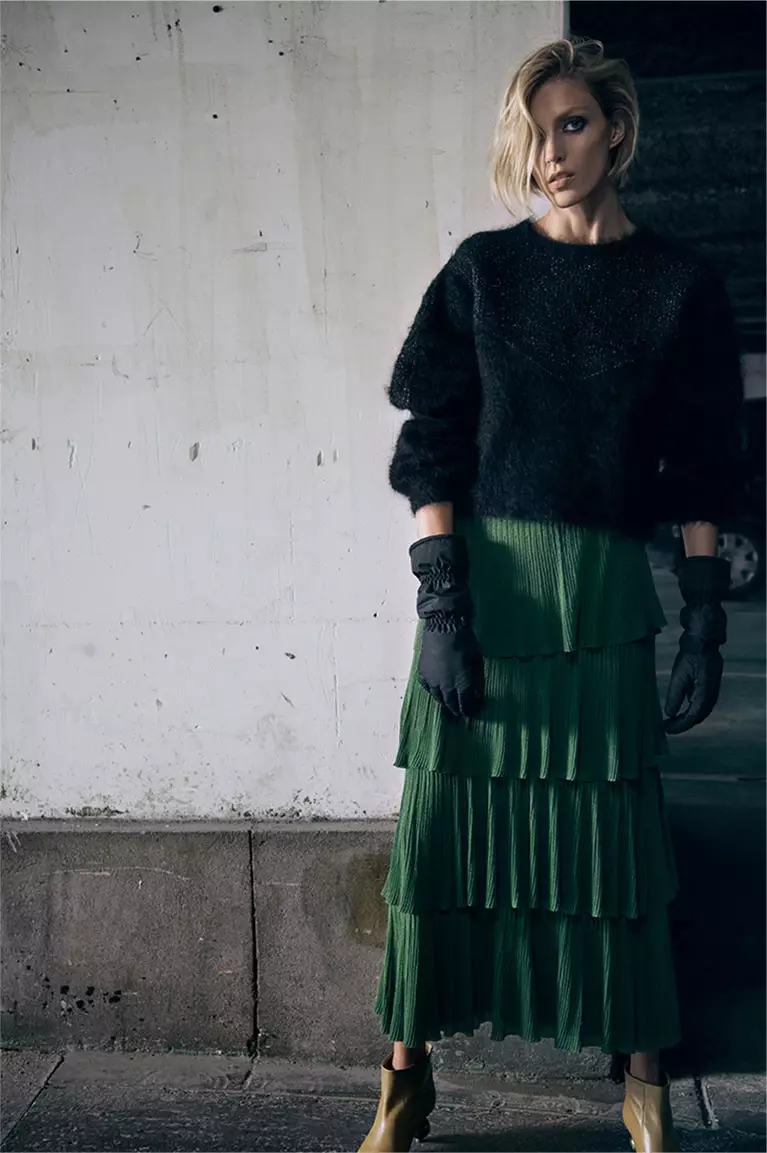 Zara zwarte trui, groene plooirok en nylon handschoenen